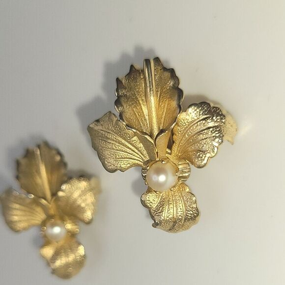Vintage Orchid Earrings Clip On Gold Toned Faux Pearl Unsigned - Picture 4 of 5